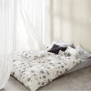 Calvin Klein Etched Rose King Duvet Cover+2King  Shams Light Gray. Brand New